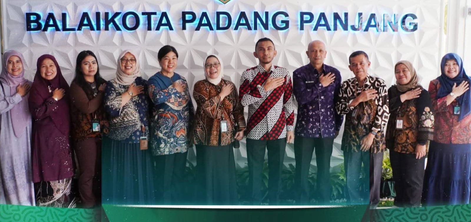 Poto bareng rombongan Kemenkes dan pejabat Pemko Padang Panjang .